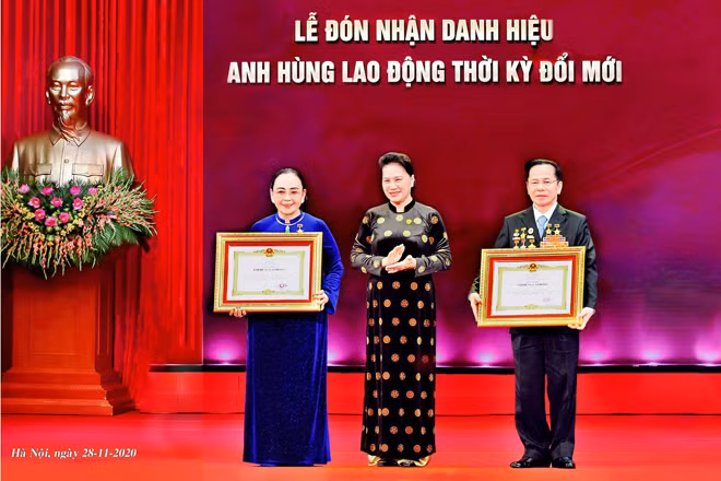 Chủ tịch Quốc hội Nguyễn Thị Kim Ngân trao danh hiệu Anh hùng Lao động thời kỳ đổi mới tặng ông Lê Văn Kiểm và bà Trần Cẩm Nhung.