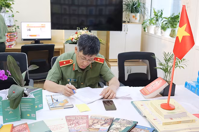 Đồng chí Thiếu tướng Đỗ Lê Chi nghiên cứu tài liệu tại phòng đọc của Cục.