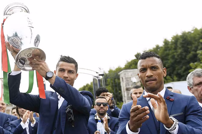 Không còn đối tác ăn ý Nani, Ronaldo phải gồng gánh cả hàng công Bồ Đào Nha.
