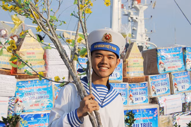 Niềm vui của chiến sĩ trẻ Phạm Ngọc Khánh được nối tiếp truyền thống gia đình. Niềm vui của chiến sĩ trẻ Phạm Ngọc Khánh được nối tiếp truyền thống gia đình.