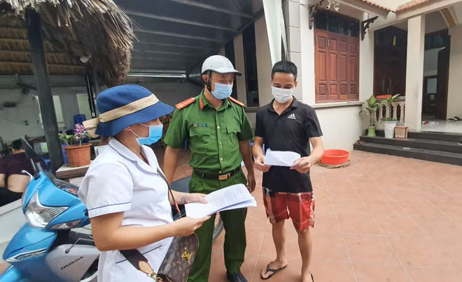 Công an phối hợp với các tổ COVID -19 cộng đồng đến từng nhà rà soát các trường hợp có yếu tố dịch tễ để thực hiện các biện pháp cách ly phù hợp.