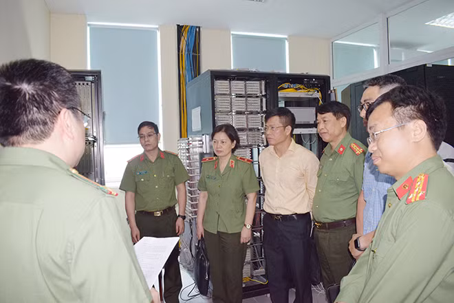 Đoàn công tác liên ngành tại buổi kiểm tra. Đoàn công tác liên ngành tại buổi kiểm tra.