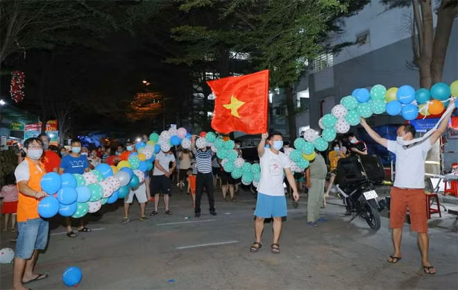 Người dân chung cư Ehome 4 đổ xuống sân reo vui khi lệnh phong tỏa được dỡ bỏ đêm 30 Tết. Người dân chung cư Ehome 4 đổ xuống sân reo vui khi lệnh phong tỏa được dỡ bỏ đêm 30 Tết.