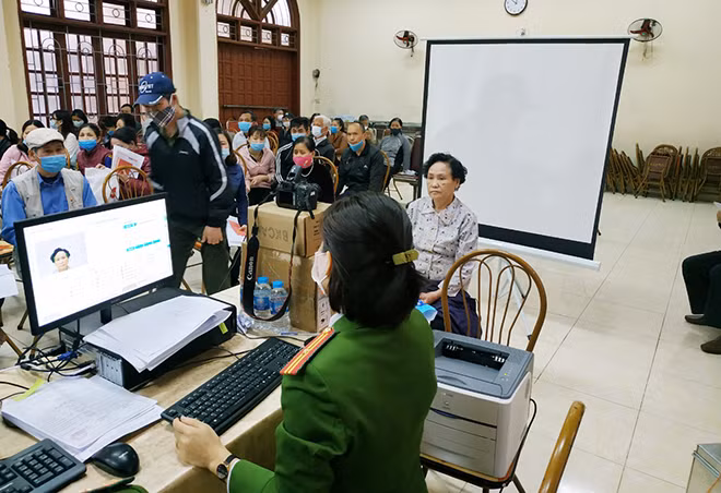 Công an quận Hà Đông huy động cán bộ, chiến sĩ phục vụ cấp căn cước công dân cho người dân.