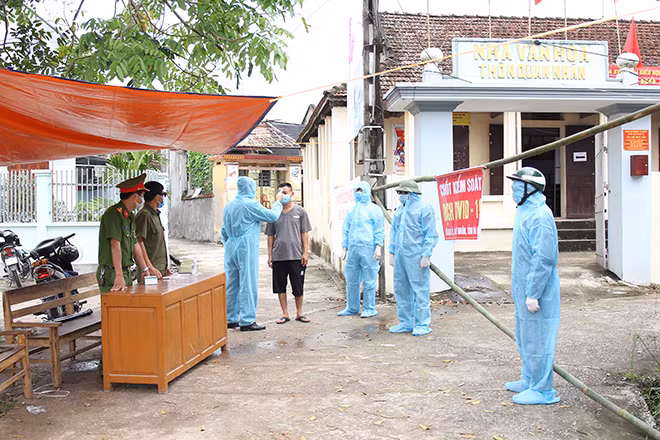 Lực lượng Công an, y tế và ban ngành địa phương lập chốt kiểm soát phòng dịch tại khu vực ổ dịch thôn Quan Nhân ( xã Đạo Lý, huyện Lý Nhân, Hà Nam).