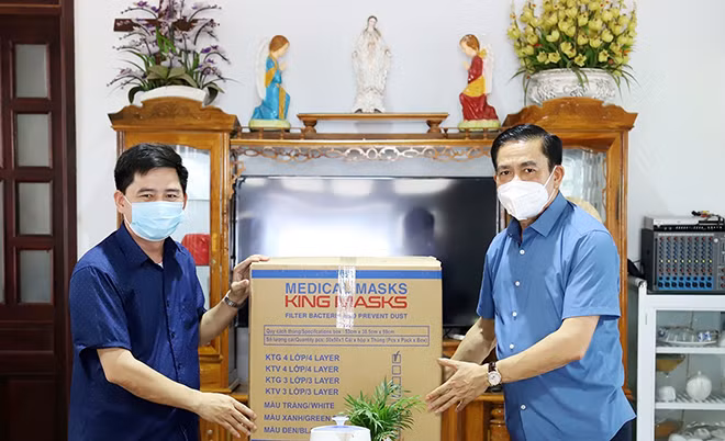 Chủ tịch UBND tỉnh Hà Tĩnh Võ Trọng Hải trao tặng 2.500 khẩu trang y tế cho Giáo xứ An Nhiên.