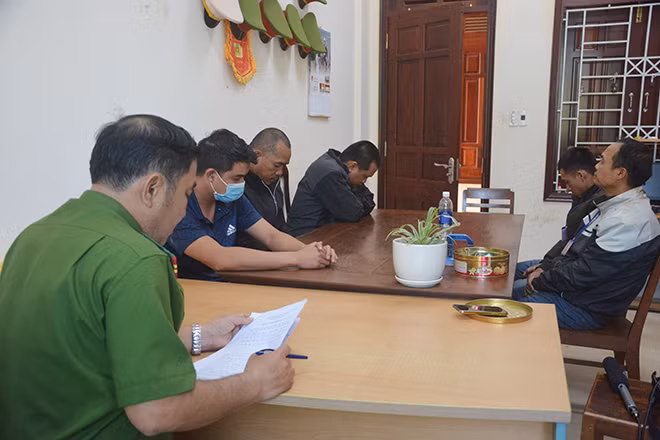 Các đối tượng bị bắt quả tang tại trường gà.