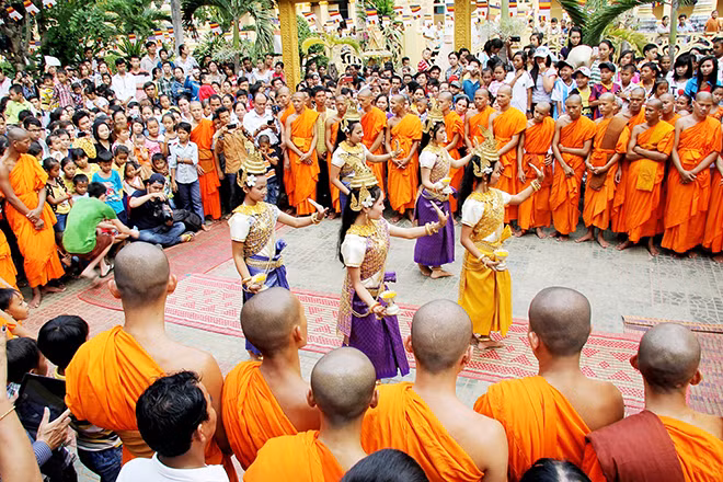 Người Khmer rộn ràng trong lễ hội đón Tết cổ truyền.