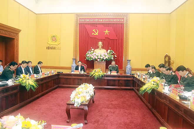 Toàn cảnh buổi làm việc.