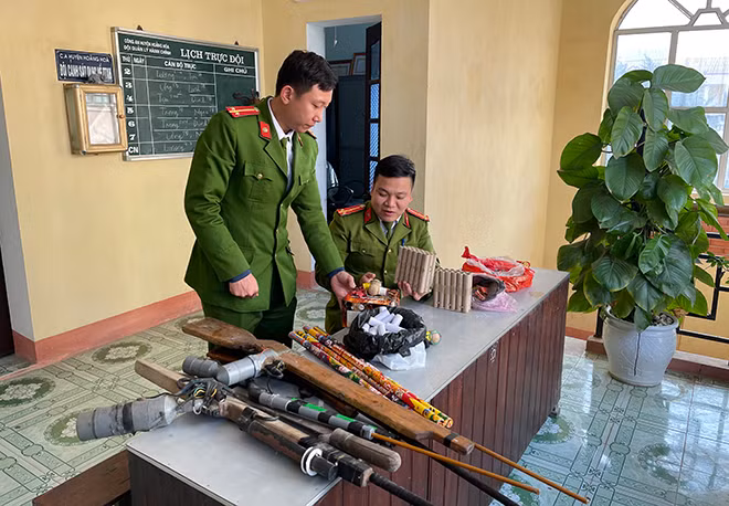 Cán bộ đội Cảnh sát QLHC về TTXH Công an huyện Hằng Hóa kiểm tra số pháo và súng tự chế mà nhân dân giao nộp.