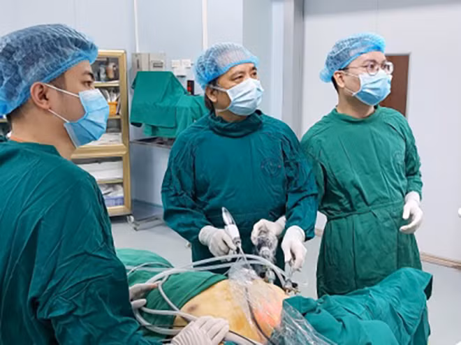 PGS.TS Trần Ngọc Lương vừa thực hiện ca phẫu thuật nội soi ung thư tuyến giáp, vừa giảng giải cho các học trò. PGS.TS Trần Ngọc Lương vừa thực hiện ca phẫu thuật nội soi ung thư tuyến giáp, vừa giảng giải cho các học trò.