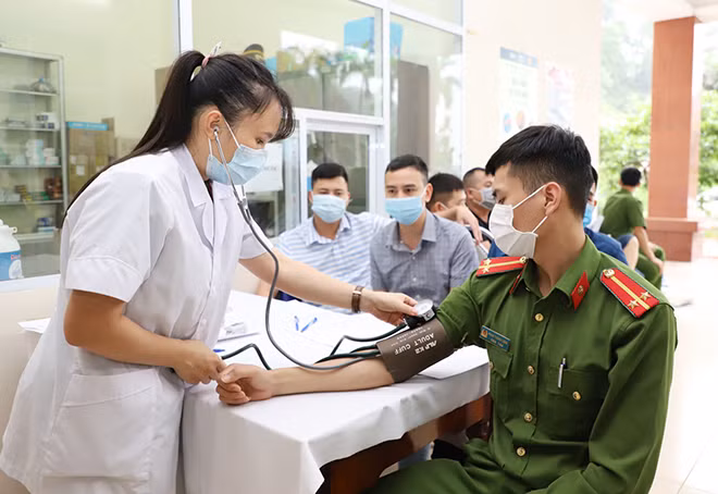 Khám sàng lọc và tiêm vaccine phòng COVID-19 cho CBCS trại giam Hồng Ca, Bộ Công an.