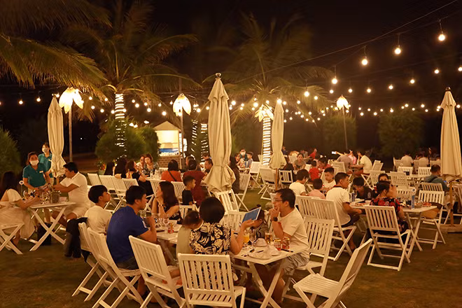 Aqua Chill Bar Sầm Sơn mở cửa hàng ngày cho tới đêm. Du khách đến đây có nhiều lựa chọn với đủ loại nước hoa quả tươi mát cho đến những ly cocktail đầy màu sắc, hoặc thưởng thức thực đơn hải sản tươi sống được chế biến tại chỗ, và thư thái ngắm mặt trời lặn trong không gian biển trời lộng gió, khoáng đạt. Aqua Chill Bar Sầm Sơn mở cửa hàng ngày cho tới đêm. Du khách đến đây có nhiều lựa chọn với đủ loại nước hoa quả tươi mát cho đến những ly cocktail đầy màu sắc, hoặc thưởng thức thực đơn hải sản tươi sống được chế biến tại chỗ, và thư thái ngắm mặt trời lặn trong không gian biển trời lộng gió, khoáng đạt.