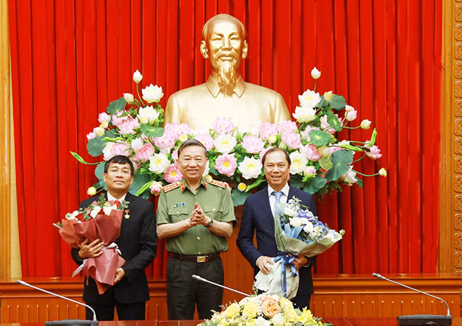 Bộ trưởng Tô Lâm trao Kỷ niệm chương “Bảo vệ An ninh Tổ quốc” tặng các đồng chí Thứ trưởng Bộ Ngoại giao.