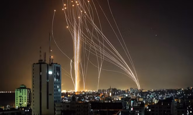 Hệ thống “Vòm sắt” đánh chặn Tên lửa phóng từ Dải Gaza về phía thành phố Tel Aviv, Israel, ngày 11-5. Hệ thống “Vòm sắt” đánh chặn Tên lửa phóng từ Dải Gaza về phía thành phố Tel Aviv, Israel, ngày 11-5.