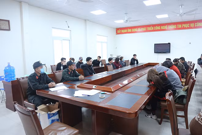 Khám xét vũ trường New Hạ Long Club và các đối tượng được đưa về trụ sở cơ quan điều tra.