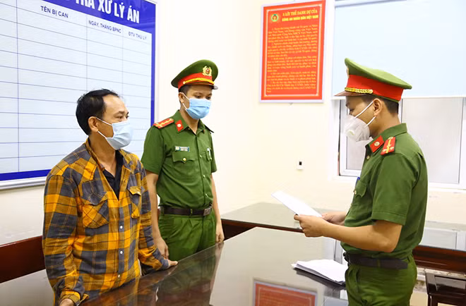 Tống đạt quyết định khởi tố Nguyễn Tiến Cương.