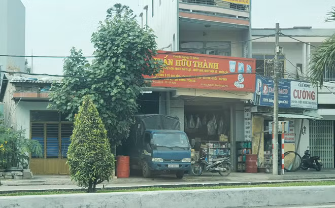Ngay tại địa điểm này, ghi nhận được rất nhiều các loại xe bồn của các hãng xăng dầu khác nhau, với phương thức rút ruột xăng tương tự nhau. Ngay tại địa điểm này, ghi nhận được rất nhiều các loại xe bồn của các hãng xăng dầu khác nhau, với phương thức rút ruột xăng tương tự nhau.