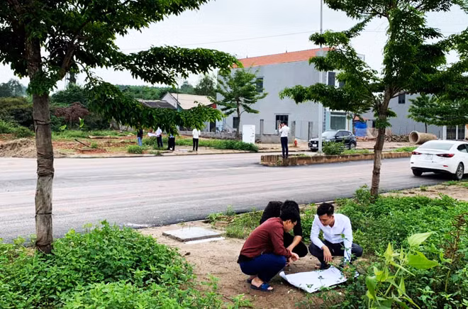 Cò đất xuất hiện ở nhiều địa bàn, làm náo loạn thị trường bất động sản. Cò đất xuất hiện ở nhiều địa bàn, làm náo loạn thị trường bất động sản.