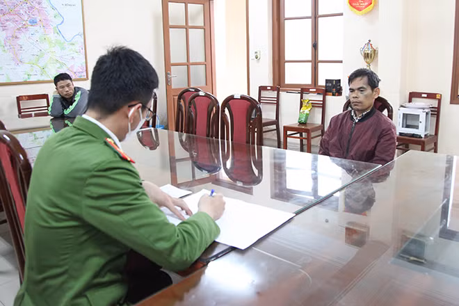 Các đối tượng tại cơ quan Công an.