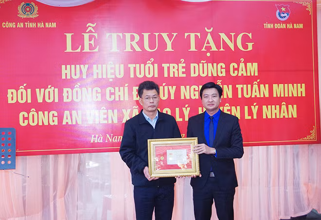 Thừa ủy quyền của Trung ương Đoàn TNCS Hồ Chí Minh, đồng chí Trần Ngọc Nam - Bí thư Tỉnh Đoàn trao Huy hiệu “Tuổi trẻ dũng cảm” cho thân nhân Đại úy Nguyễn Tuấn Minh. Thừa ủy quyền của Trung ương Đoàn TNCS Hồ Chí Minh, đồng chí Trần Ngọc Nam - Bí thư Tỉnh Đoàn trao Huy hiệu “Tuổi trẻ dũng cảm” cho thân nhân Đại úy Nguyễn Tuấn Minh.