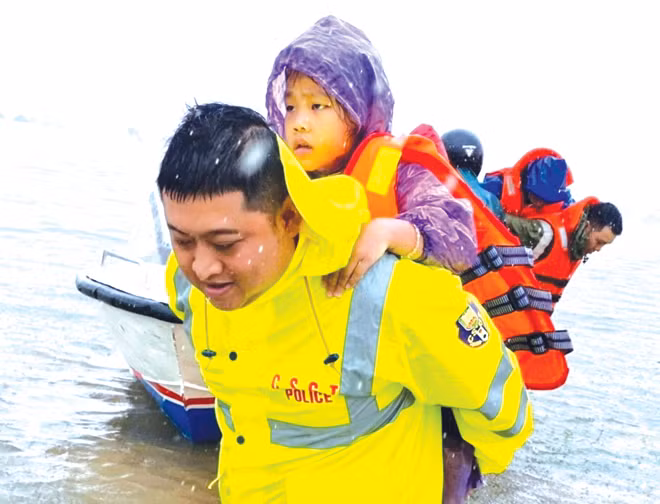 Lực lượng Công an giúp dân khắc phục hậu quả mưa lũ, sơ tán người già, em nhỏ ra khỏi vùng ngập nặng tại các tỉnh miền Trung.