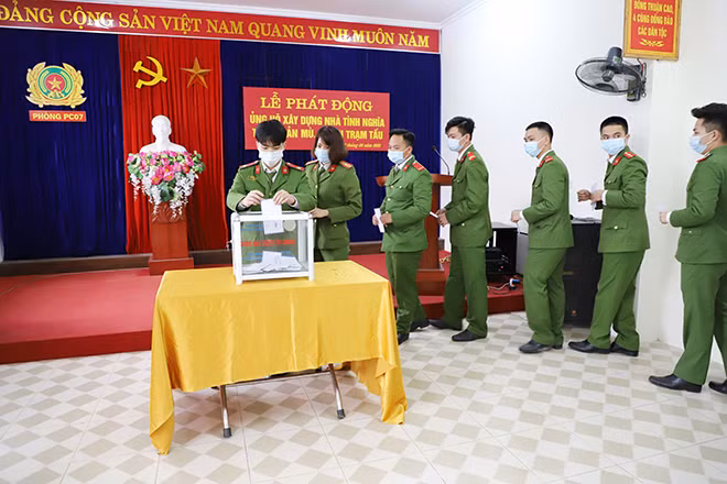 CBCS Phòng Cảnh sát PCCC&CNCH, Công an tỉnh Yên Bái quyên góp ủng hộ xây dựng nhà tình nghĩa tại xã Bản Mù, huyện Trạm Tấu, tỉnh Yên Bái.