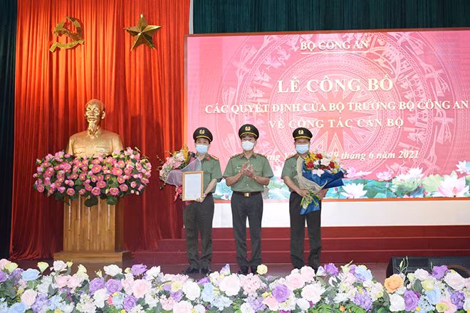 Đồng chí Thứ trưởng Bộ Công an trao Quyết định và tặng hoa chúc mừng Đại tá Phạm Đăng Khoa và Đại tá Phạm Văn Đôn. Đồng chí Thứ trưởng Bộ Công an trao Quyết định và tặng hoa chúc mừng Đại tá Phạm Đăng Khoa và Đại tá Phạm Văn Đôn.