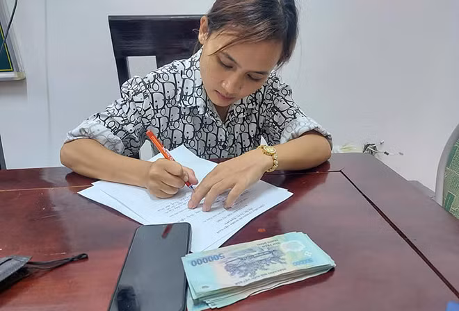 Nguyễn Thị Hiền cùng tang vật tại cơ quan điều tra.