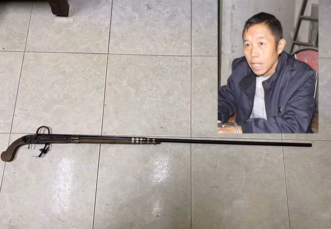 Giàng A Tăng và khẩu súng tự chế dùng để bắn vợ. Giàng A Tăng và khẩu súng tự chế dùng để bắn vợ.