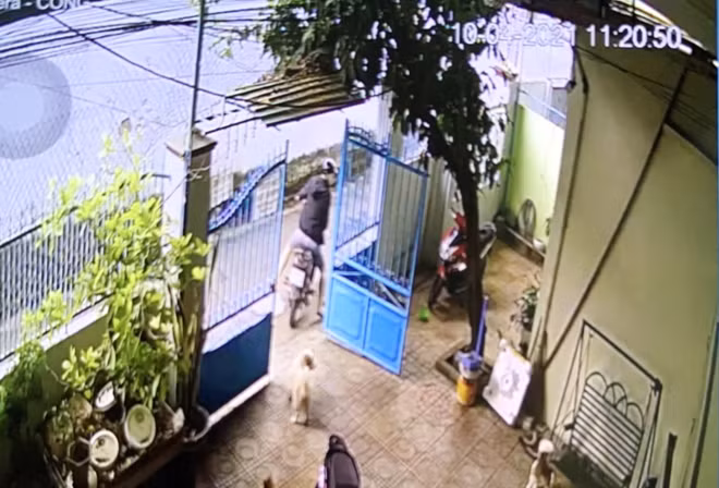 Hình ảnh hung thủ Võ Văn Nam đến và rời khỏi khu nhà trọ được trích xuất từ camera. Hình ảnh hung thủ Võ Văn Nam đến và rời khỏi khu nhà trọ được trích xuất từ camera.