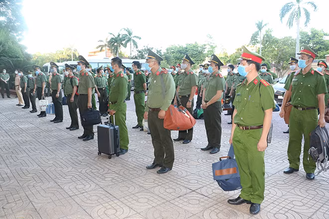 100 cán bộ, chiến sĩ Công an Nghệ An tăng cường cho tâm dịch Diễn Châu. 100 cán bộ, chiến sĩ Công an Nghệ An tăng cường cho tâm dịch Diễn Châu.