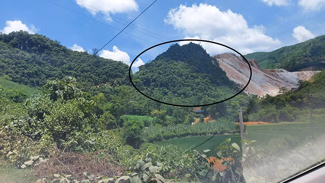Từ xa có thể quan sát thấy vị trí khai thác, tuy nhiên ở đây có 2 đơn vị cùng khai thác đá, do vậy chỉ có cơ quan chức năng và người địa phương mới xác định được vị trí khai thác đá trái phép.