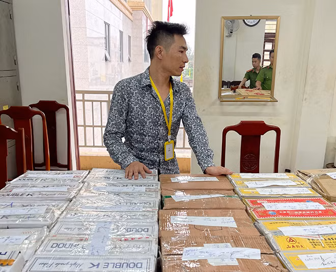 Đối tượng Lê Văn Hiền cùng số thiết bị, dụng cụ cờ bạc bịp thu được.