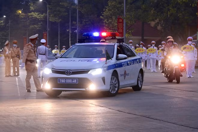 Lực lượng Cảnh sát Giao thông dẫn đoàn và đảm bảo an ninh trên tuyến đường đoàn đại biểu di chuyển từ Lăng Chủ tịch Hồ Chí Minh đến Trung tâm Hội nghị Quốc gia. (Ảnh: Dương Giang/TTXVN). Lực lượng Cảnh sát Giao thông dẫn đoàn và đảm bảo an ninh trên tuyến đường đoàn đại biểu di chuyển từ Lăng Chủ tịch Hồ Chí Minh đến Trung tâm Hội nghị Quốc gia. (Ảnh: Dương Giang/TTXVN).