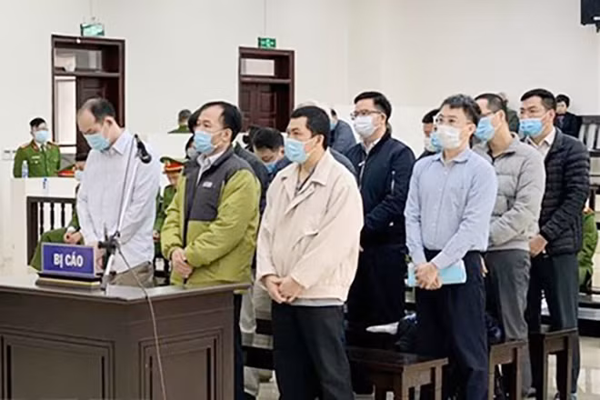 Các bị cáo trong vụ án chiếm đoạt nghìn tỷ của ngân hàng.