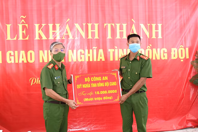 Đại tá Kiều Hữu Tuyển, Phó Giám đốc Công an tỉnh trao trợ cấp khó khăn đột xuất cho gia đình Thượng úy Dương Thành Nam, cán bộ Trại Tạm giam, Công an tỉnh Hà Nam. Đại tá Kiều Hữu Tuyển, Phó Giám đốc Công an tỉnh trao trợ cấp khó khăn đột xuất cho gia đình Thượng úy Dương Thành Nam, cán bộ Trại Tạm giam, Công an tỉnh Hà Nam.