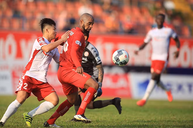 V.League đã quá quen với việc cầu thủ “Tây” bao thầu cả hàng công đội bóng.