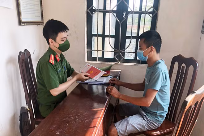 Người dân được làm thủ tục nhanh gọn ở Công an xã Tân Ước, Thanh Oai.