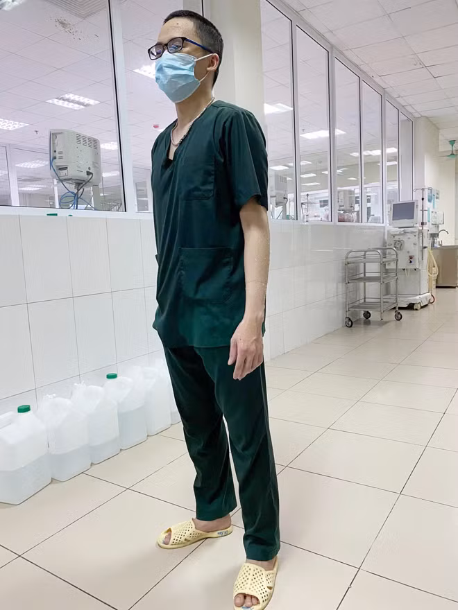 Bác sĩ Trần Văn Kiên ướt sũng mồ hôi sau khi đặt ECMO cho bệnh nhân COVID-19. Bác sĩ Trần Văn Kiên ướt sũng mồ hôi sau khi đặt ECMO cho bệnh nhân COVID-19.