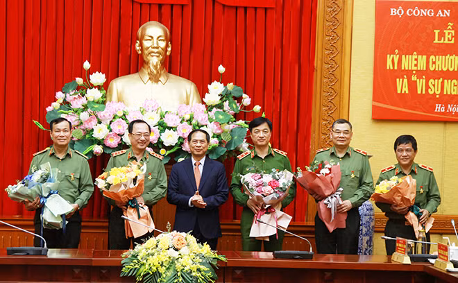 Thứ trưởng Thường trực Bộ Ngoại Bùi Thanh Sơn trao Kỷ niệm chương “Vì sự nghiệp ngoại giao Việt Nam” tặng các đồng chí thuộc Bộ Công an.