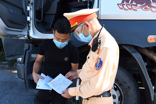 Lực lượng CSGT kiểm tra chặt chẽ tại các chốt chặn để bảo đảm ATGT và chống dịch. Lực lượng CSGT kiểm tra chặt chẽ tại các chốt chặn để bảo đảm ATGT và chống dịch.