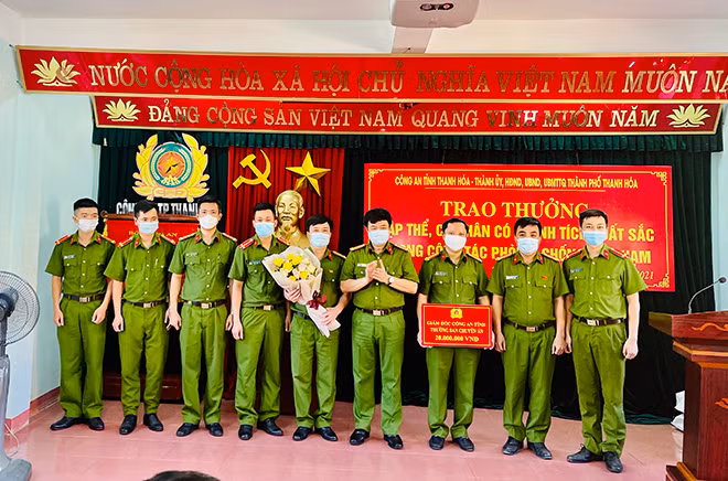 Đại tá Khương duy Oanh, Phó Giám đốc Công an tỉnh trao thưởng cho các tập thể cá nhân. Đại tá Khương duy Oanh, Phó Giám đốc Công an tỉnh trao thưởng cho các tập thể cá nhân.