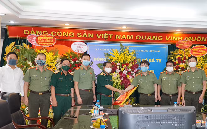Phó Chủ tịch Quốc hội Đỗ Bá Tỵ tặng hoa chúc mừng Báo CAND nhân ngày 21/6