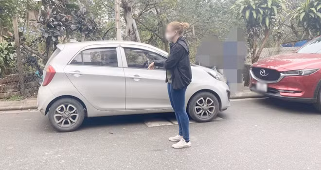Nạn nhân G.S (quốc tịch Anh) chỉ nơi cô bị tấn công trên địa bàn phường Quảng An, Tây Hồ.