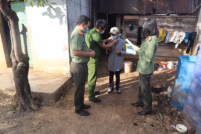 Lực lượng Công an Đắk Nông tăng cường công tác tuyên truyền nâng cao nhân thức cho người dân ở địa bàn biên giới về phòng, chống dịch bệnh COVID-19.