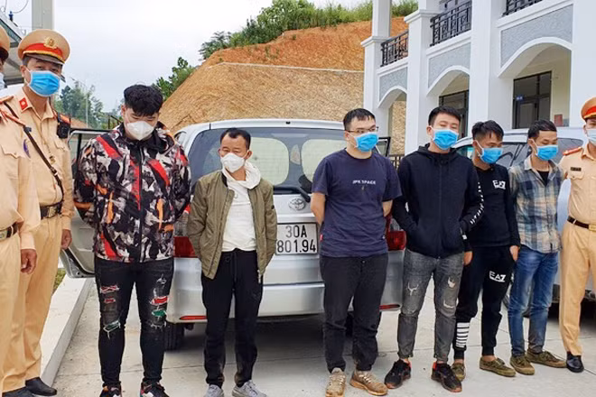 Lực lượng CSGT bắt giữ các đối tượng đưa dẫn cùng nhóm người Trung Quốc nhập cảnh trái phép tại Lạng Sơn.