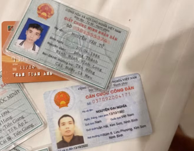 Chứng minh thư và thẻ ngân hàng do nhóm đối tượng chiếm đoạt bị thu giữ. Chứng minh thư và thẻ ngân hàng do nhóm đối tượng chiếm đoạt bị thu giữ.