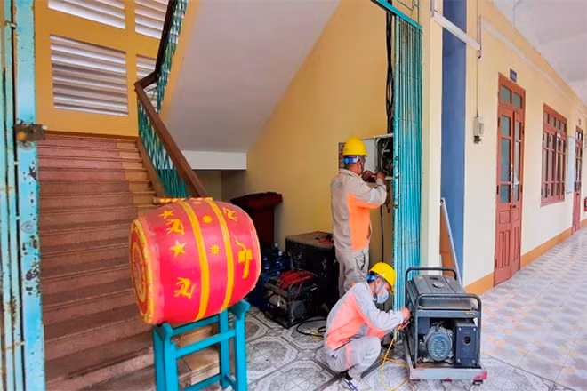 Máy phát điện được chuẩn bị tại các điểm thi ở Quảng Ninh.