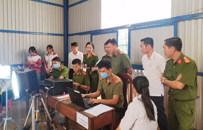 Đại tá Hồ Văn Mười, Giám đốc Công an tỉnh kiểm tra và động viên cán bộ, chiến sĩ làm căn cước công dân tại cơ sở.